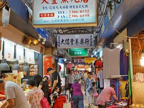 在人聲鼎沸的傳統市場體驗一趟市場探險之旅，深入瞭解台北在地生活