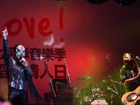 董事長樂團演唱經典歌曲，帶動現場氣氛