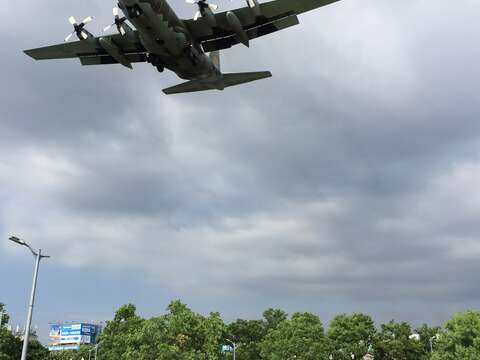 從親水池上方觀看C130軍用運輸機