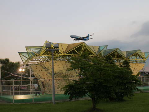 傍晚來公園攀岩看飛機