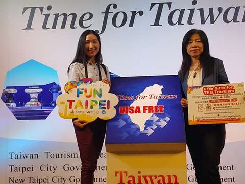 北市觀光傳播局江春慧專委與泰國ON_A_BUDGET部落客(左)一起歡迎泰國旅客FUN_TAIPEI
