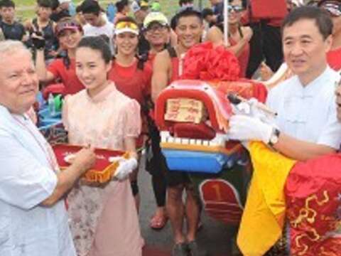 Painting the Dragon’s Eye: Prelude to the 2016 Taipei International Dragon Boat Festival