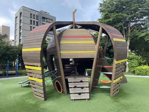 中山430公園樹果遊戲場-樹果造型遊具(圖片來源：臺北市政府工務局公園路燈工程管理處)