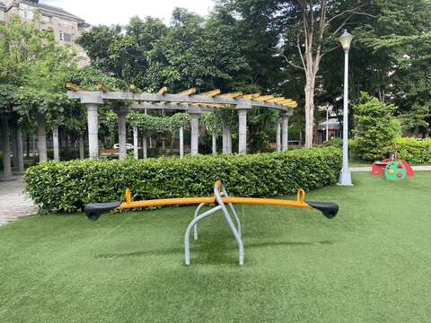 中山430公園樹果遊戲場-槓桿式蹺蹺板(圖片來源：臺北市政府工務局公園路燈工程管理處)
