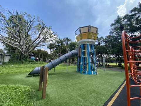 民權公園遊戲場-塔台遊戲設施(圖片來源：臺北市政府工務局公園路燈工程管理處)