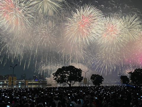 2023年民眾欣賞大稻埕夏日節煙火(圖片來源：臺北市政府觀光傳播局)