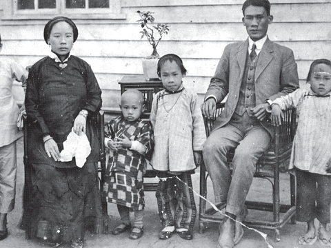 1910年代後期家庭的合照。婦女上身穿中式服、下著西式裙，男士穿著及髮型皆為西式。（圖／葉立誠）