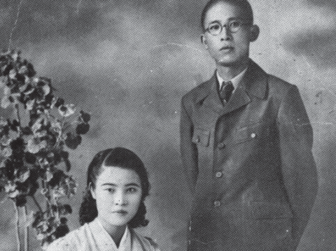 1941年受皇民化運動影響，女性穿「婦女改良服」，男士則是穿著「國民服」。（圖／葉立誠）