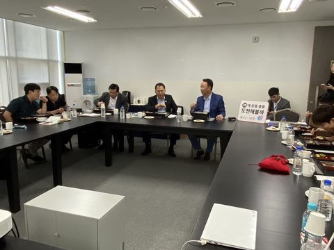 觀傳局對釜山旅遊業者推介台北觀光(圖片來源：臺北市政府觀光傳播局)
