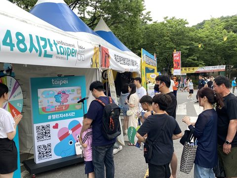 民眾與2025雙北世壯運壯寶 AI 互動(圖片來源：臺北市政府觀光傳播局)