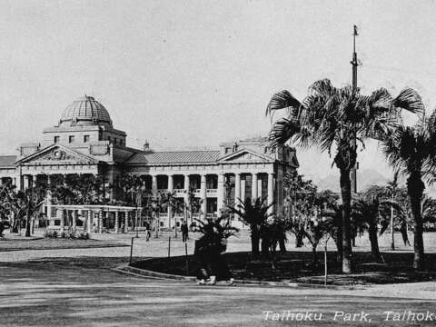 日本時代台北新公園及台灣總督府博物館。（典藏者：國立台灣歷史博物館）