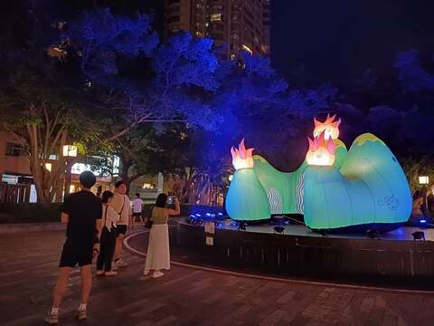 民眾參觀主燈(圖片來源：臺北市商業處)