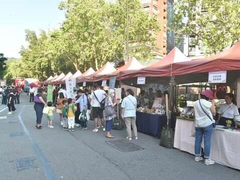 民眾遊逛聯合展攤(圖片來源：臺北市商業處)