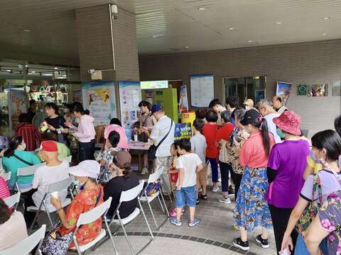 打卡贈獎活動吸引大批民眾參與(圖片來源：臺北市商業處)