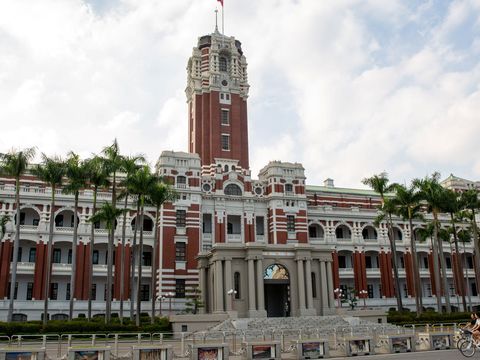7月號《台北畫刊》介紹開啟時代的建築地標，建於1919年的總統府是代表性建築之一。（攝影／翁睿坤）