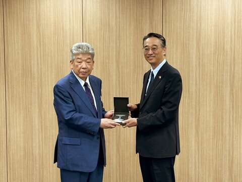 臺北捷運公司總經理黃清信(圖右)與京成電鐵社長小林敏也(圖左)，互相交換紀念品。(圖片來源：臺北大眾捷運股份有限公司)