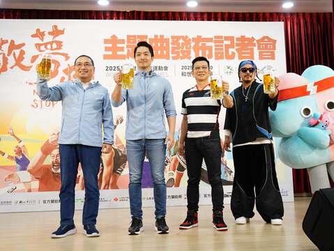音樂統籌陳子鴻準備了象徵圓夢的〈世壯運-夢想杯〉，並邀請主唱人葛西瓦和雙北市長蔣萬安、侯友宜一起上台「乾大杯」(圖片來源：臺北市政府文化局)