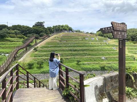 平等社區的「稻浪棧橋」佇立在一片水梯田中(圖片來源:臺北市政府工務局大地工程處)