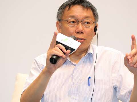 台北市市長柯文哲認為要建立機制打破貧窮的世襲局面。