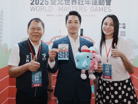 臺北館設立壯寶拍貼趣宣傳世壯運，臺北市市長蔣萬安與臺北市議員闕枚莎、觀傳局局長王秋冬一同體驗拍貼的樂趣。(圖片來源：臺北市政府觀光傳播局)