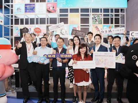 臺北市市長蔣萬安與臺北市議員闕枚莎、觀光傳播局局長王秋冬、環境保護局局長徐世勲、臺北自來水事業處處長范煥英，以及世壯運吉祥物壯寶、臺北城市吉祥物熊讚、臺北市業者歡樂同聚。(圖片來源：臺北市政府觀光傳播局)