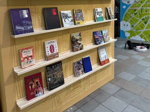 「龍山雜貨舖」一角擺著當年讓小朋友愛不釋手的漫畫，如有興趣歡迎帶一本走(圖片來源：臺北市政府文化局)