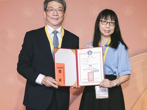 臺北廣播電臺主持人林偉華(右)榮獲113年藥事報導獎優等獎，與頒獎人衛生福利部食品藥物管理署莊聲宏署長(左)合影(圖片來源：臺北市政府觀光傳播局)