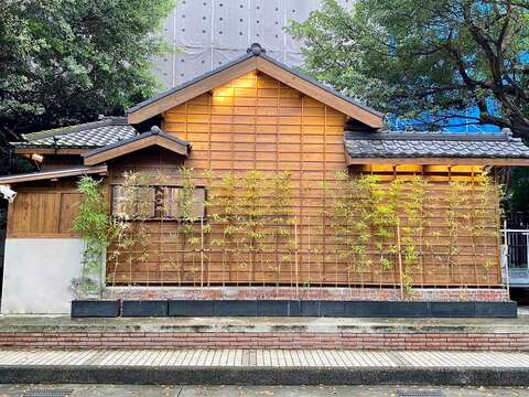 「鐵路局北淡線（圓山站）宿舍」始建年代約在1900年，為典型木構造的日式宿舍，外牆為雨淋板型式及編竹夾泥牆壁體構造(圖片來源：臺北市政府文化局)