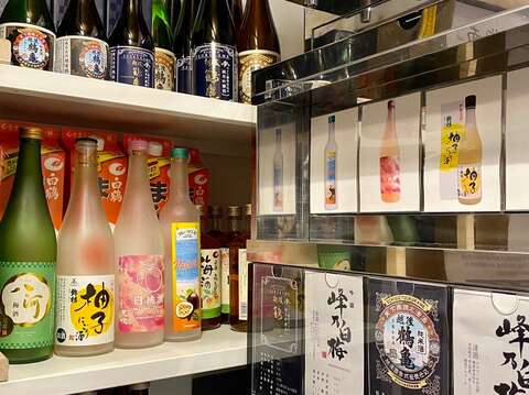 營運團隊更引進不同種類的日本酒販賣機，提供與眾不同的日式文化體驗(圖片來源：臺北市政府文化局)