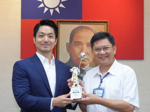 臺北電臺7月16日市政會議由臺長胡紹謙(右)向市長蔣萬安陳獻倫敦設計獎(圖片來源：臺北市政府觀光傳播局)