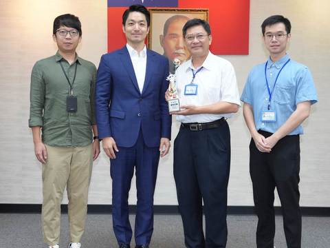 臺北電臺7月16日市政會議向市長蔣萬安陳獻倫敦設計獎，市長也勉勵同仁為臺北爭光(圖片來源：臺北市政府觀光傳播局)