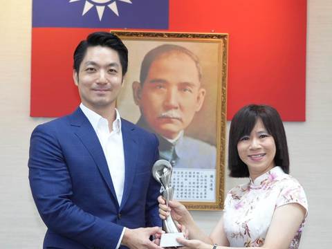 臺北電臺7月16日市政會議由獲獎節目主持人劉馬利(右)向市長蔣萬安陳獻葛蕾西獎(圖片來源：臺北市政府觀光傳播局)