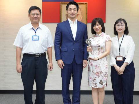 臺北電臺7月16日市政會議向市長蔣萬安陳獻葛蕾西獎，市長也勉勵臺北電臺突破傳統電臺框架，為臺北提升國際知名度(圖片來源：臺北市政府觀光傳播局)