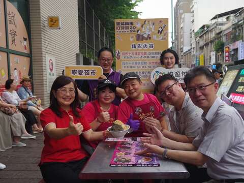 林奕華副市長逛夜市，享用去年臺北夜市打牙祭活動得獎麻糬冰(圖片來源：臺北市市場處)