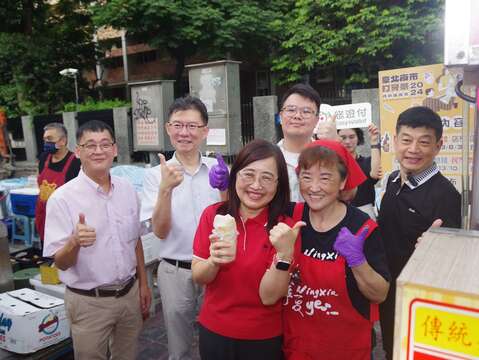 林奕華副市長對臺北夜市美食讚不絕口(圖片來源：臺北市市場處)