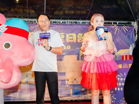 觀傳局長王秋冬與臺北市吉祥物「熊讚」、世壯運吉祥物「壯寶」一同邀請國內外朋友到大稻埕欣賞美麗的煙火(圖片來源：臺北市政府觀光傳播局)
