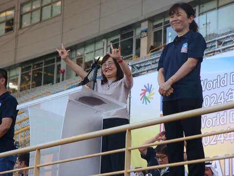 臺北市林奕華副市長熱情歡迎來自世界各國的聽障運動選手。(圖片來源：臺北市政府體育局)