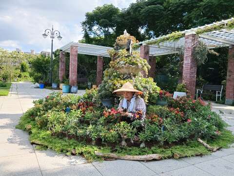 志工夥伴親手佈置此區。(圖片來源：臺北市政府工務局公園路燈工程管理處)