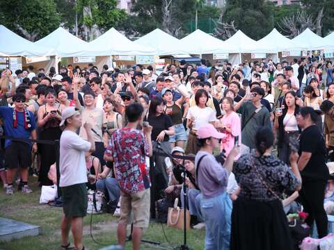 首創萬人KTV活動 吸引民眾到open mic區域大展身手(圖片來源：臺北市商業處)