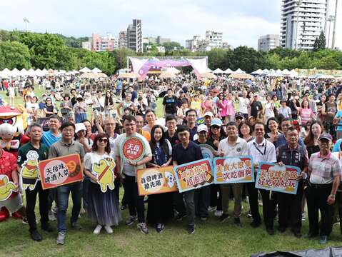 長官貴賓與現場熱情民眾進行合影(圖片來源：臺北市商業處)
