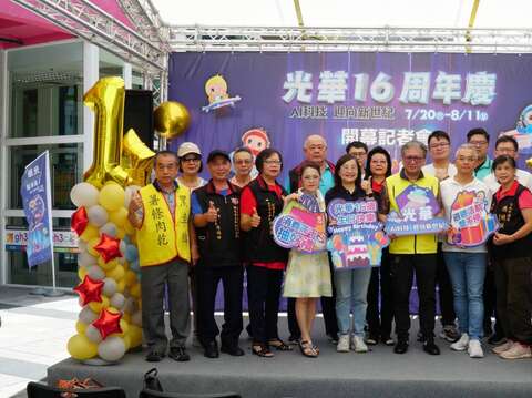 歡慶光華16周年慶大合照(圖片來源：臺北市市場處)
