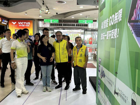 各式AI PC新產品，體驗AI新功能(圖片來源：臺北市市場處)