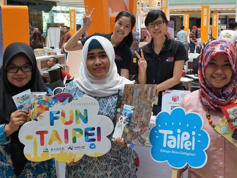 臺北攤位在印尼展銷會吸引印尼旅客詢問臺北旅遊資訊