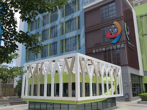 地磚設計成Y字樹形圖案