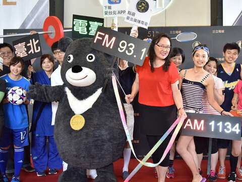 臺北電臺同仁化身運動員與熊讚於星光大道合影