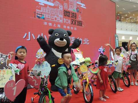 熊讚為2017世大運首次赴上海宣傳與當地小朋友參加花車佈置競賽