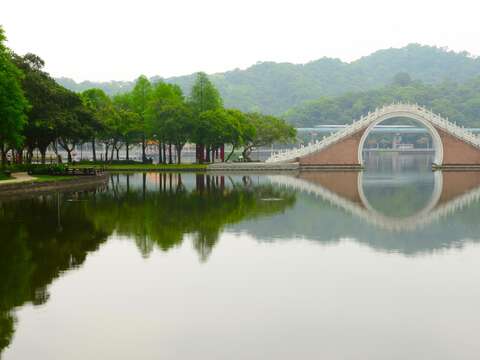 圖2.大湖公園拱橋水影