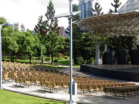 圖5. 大安森林公園音樂台有寬廣的座位及草坪提供賞月