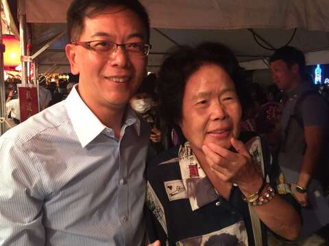 點燈儀式結束後，當地民眾非常感動，特別到台北展攤致意