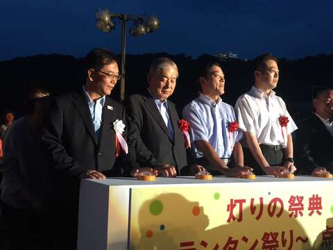 五位佳賓共同主持點燈儀式